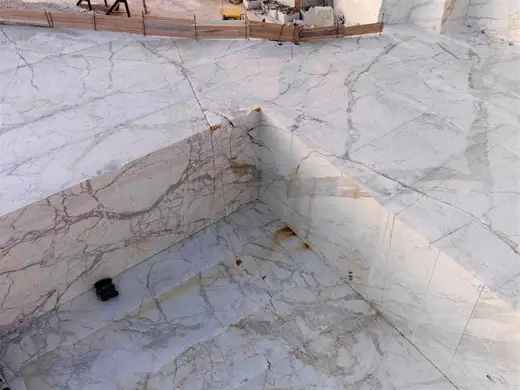 Slab surface in natural stone – Marmi di Carrara