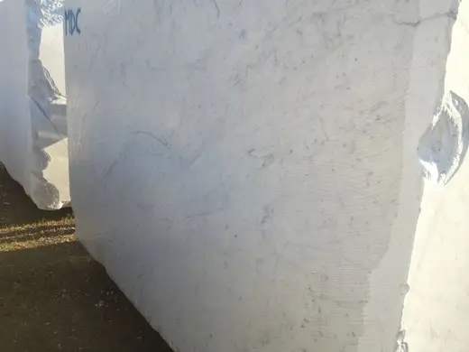 Slab surface in natural stone – Marmi di Carrara