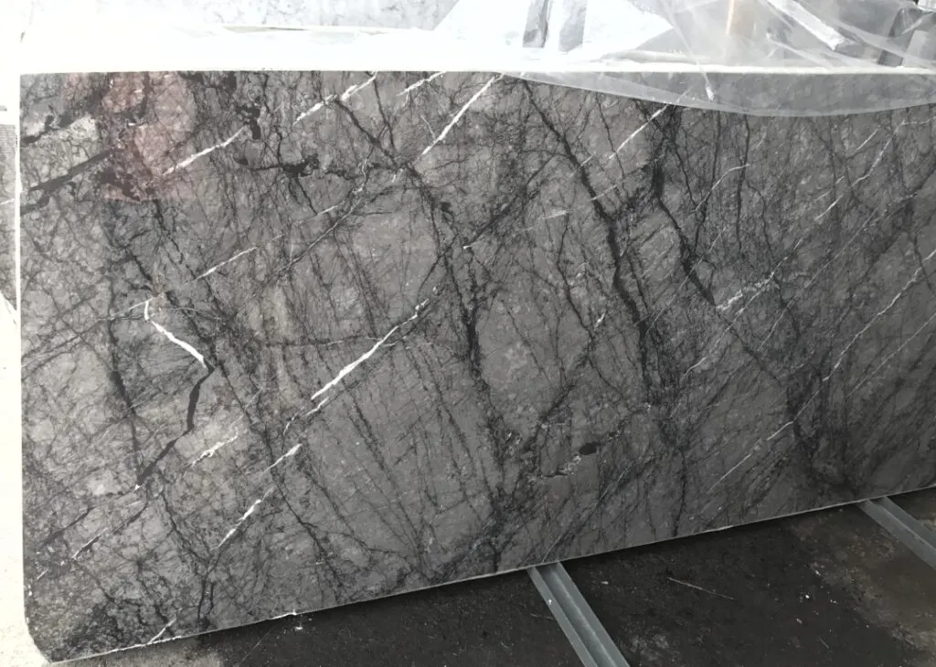 Plattenoberfläche in Naturstein – Marmi di Carrara