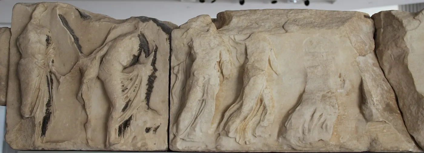 Plattenoberfläche: Acropolis Museum Pentelic Marble Frieze from the Temple of Athena Nike (28363131161) (crop