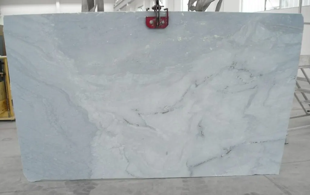 Plattenoberfläche in Naturstein – Marmi di Carrara