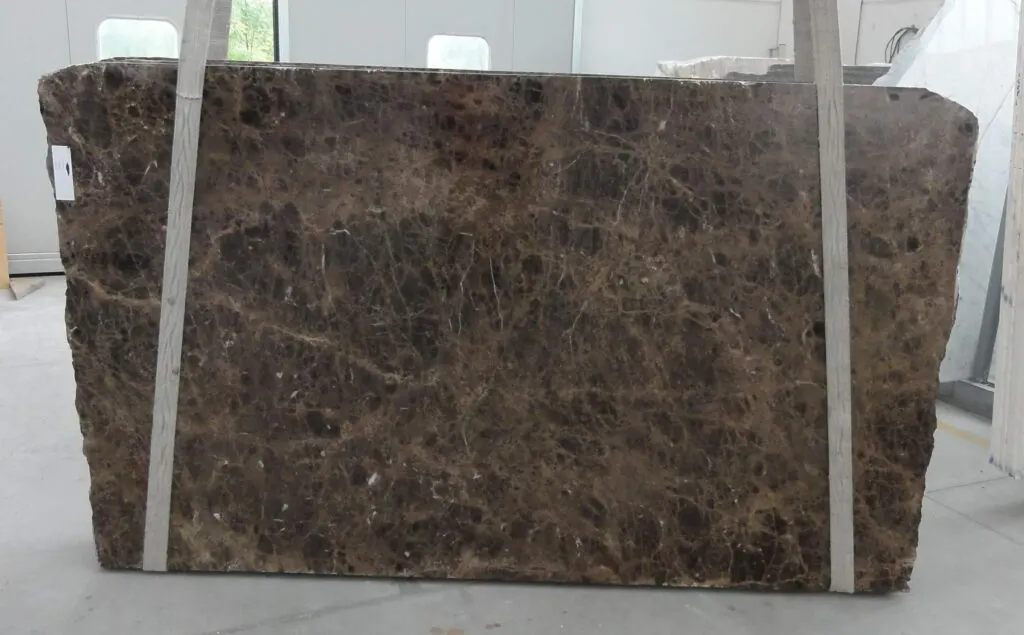Slab surface in natural stone – Marmi di Carrara