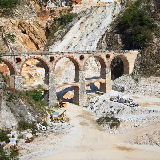 Slab surface in natural stone – Marmi di Carrara