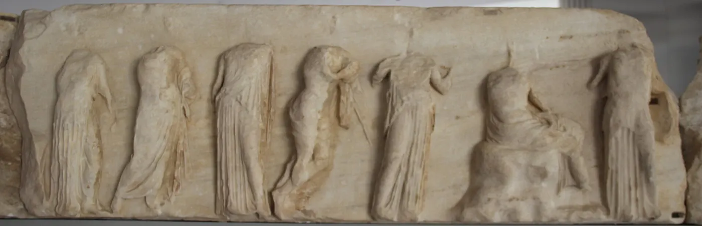 Plattenoberfläche: Acropolis Museum Pentelic Marble Frieze from the Temple of Athena Nike (28158712880) (crop