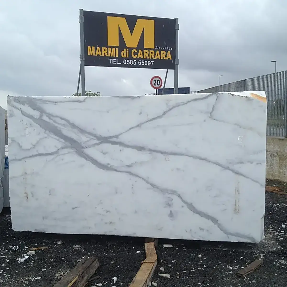 Plattenoberfläche in Naturstein – Marmi di Carrara