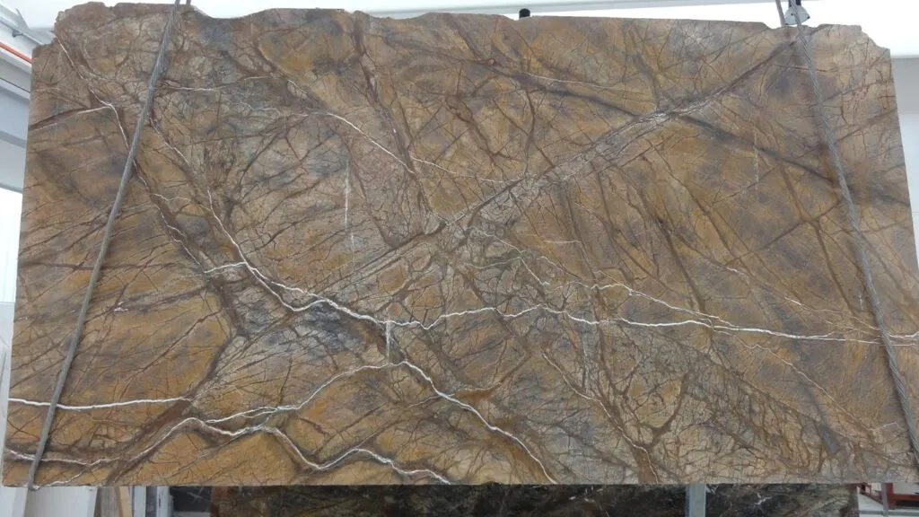 Plattenoberfläche in Naturstein – Marmi di Carrara