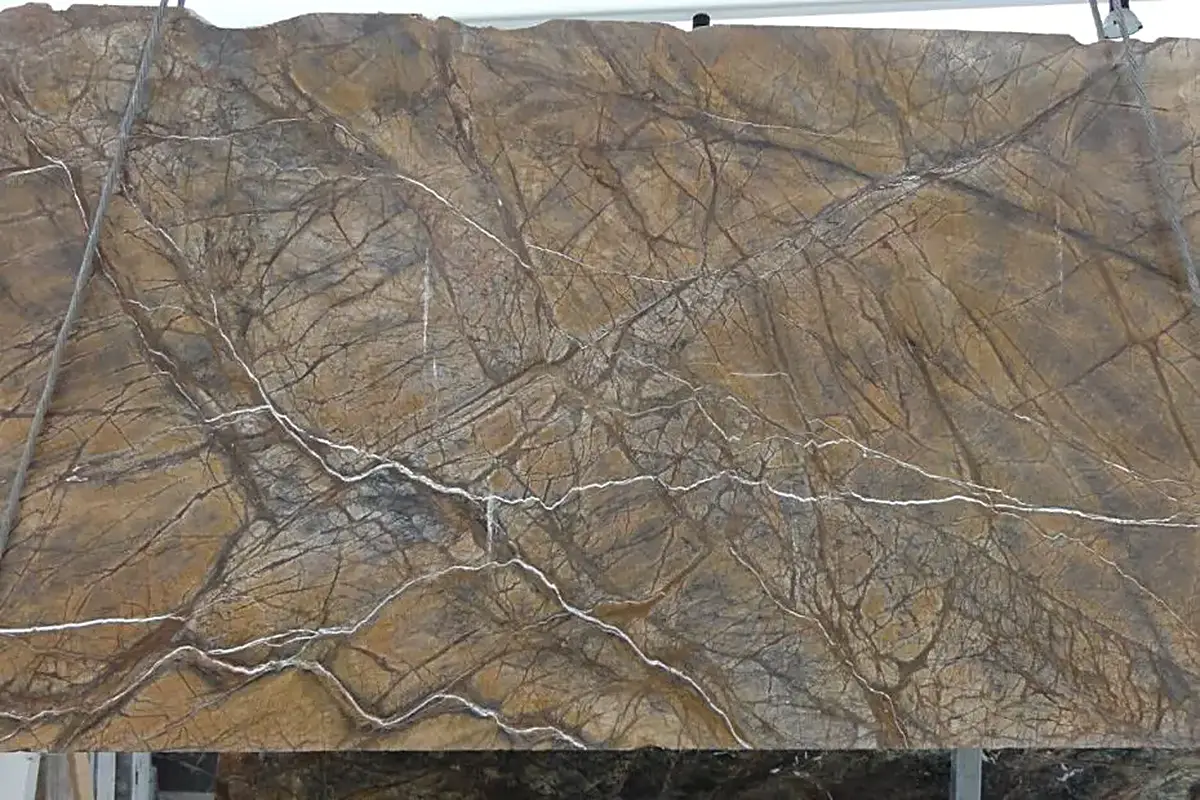 Plattenoberfläche in Naturstein – Marmi di Carrara