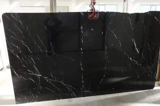 Slab surface in natural stone – Marmi di Carrara