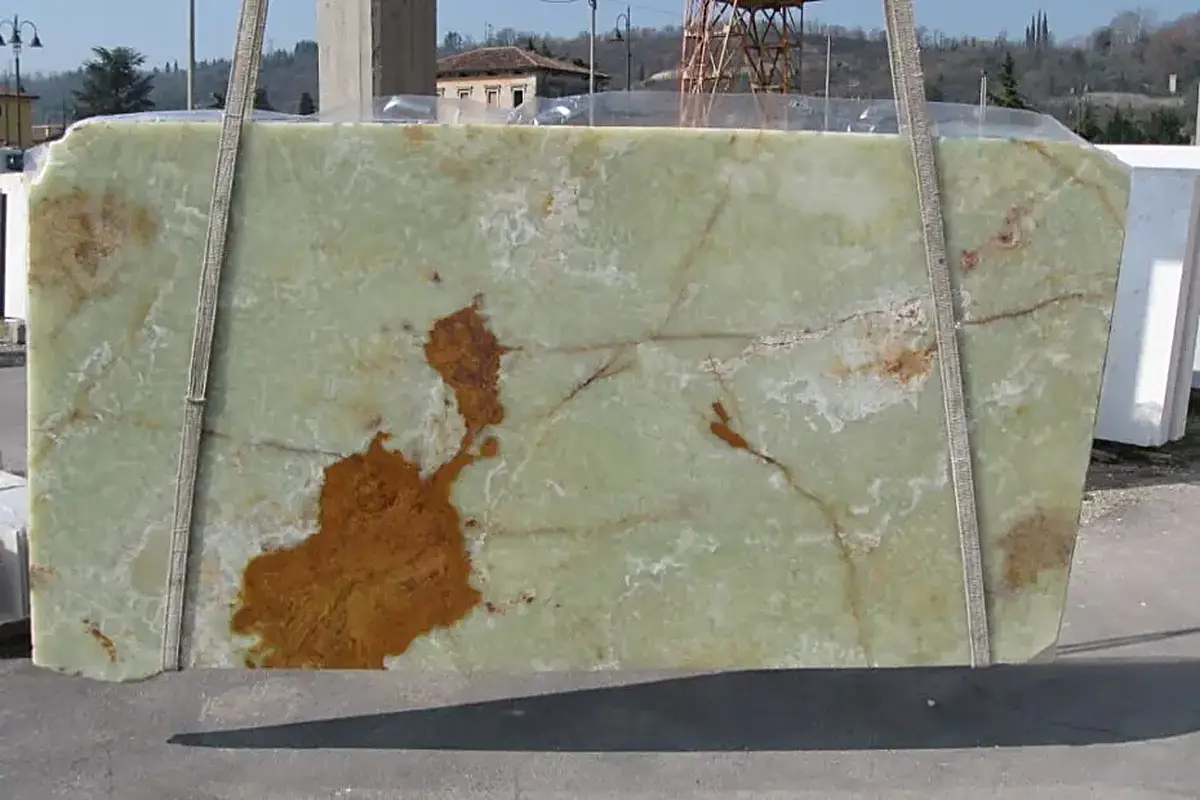 Slab surface in natural stone – Marmi di Carrara