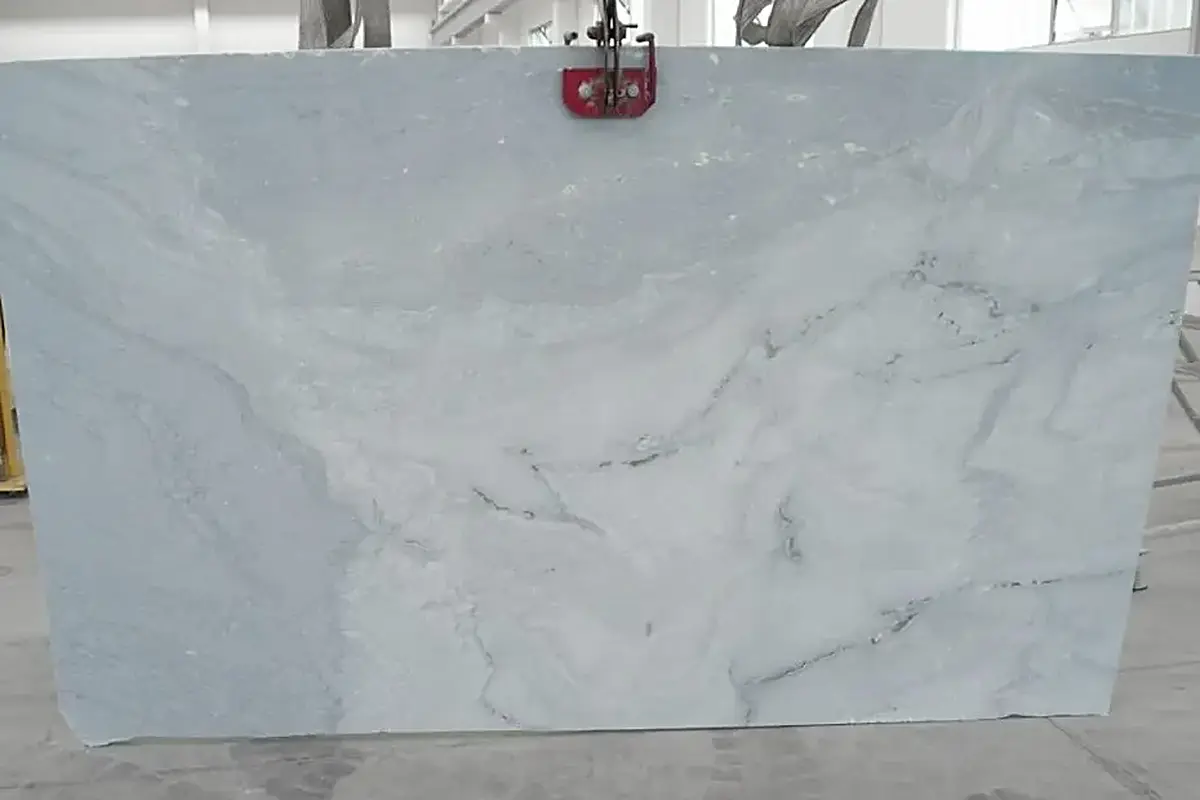 Slab surface in natural stone – Marmi di Carrara