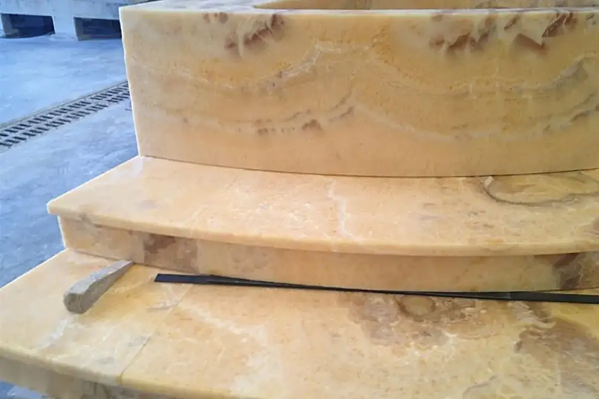 Slab surface in natural stone – Marmi di Carrara
