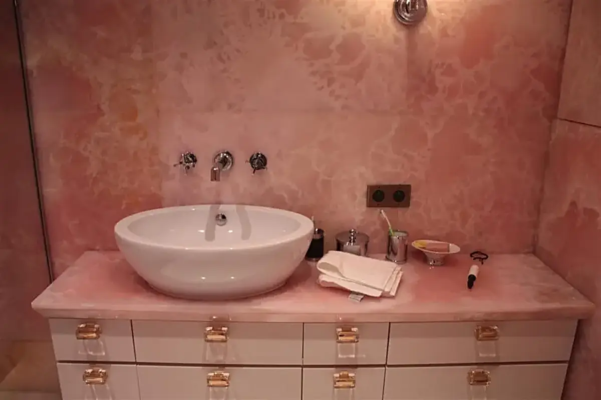Slab surface in natural stone – Marmi di Carrara