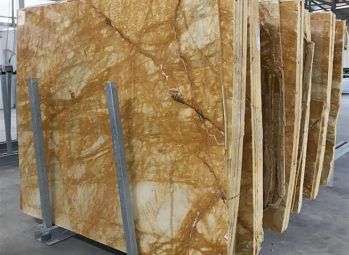 Slab surface in natural stone – Marmi di Carrara
