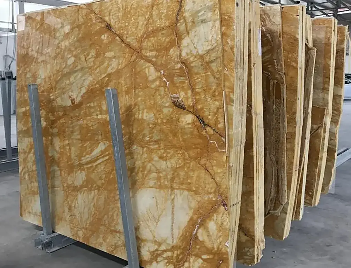 Slab surface in natural stone – Marmi di Carrara