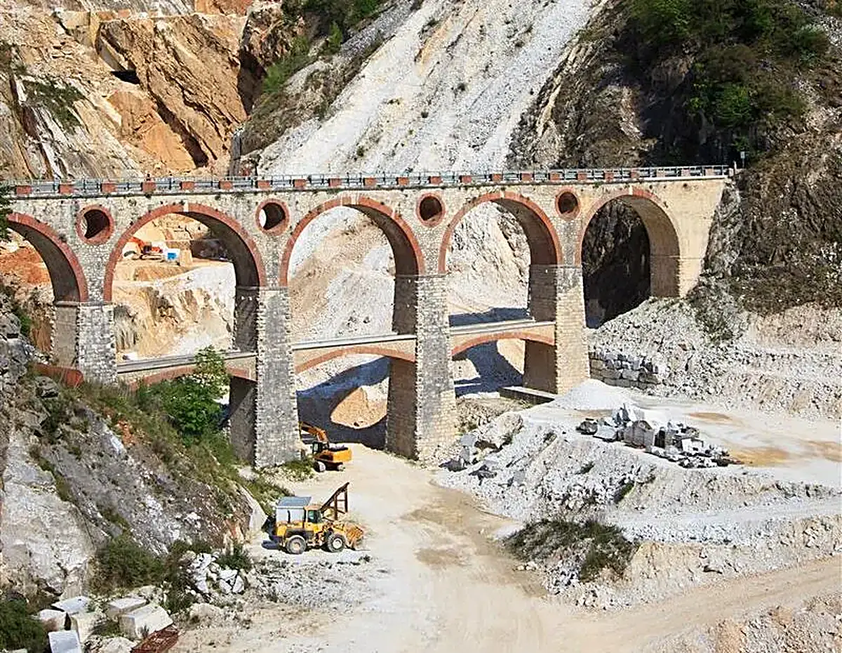 Slab surface in natural stone – Marmi di Carrara