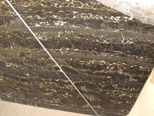 Slab surface in natural stone – Marmi di Carrara