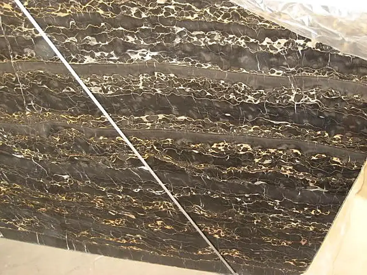 Slab surface in natural stone – Marmi di Carrara