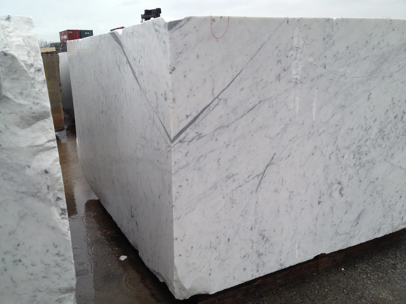 Slab surface in natural stone – Marmi di Carrara
