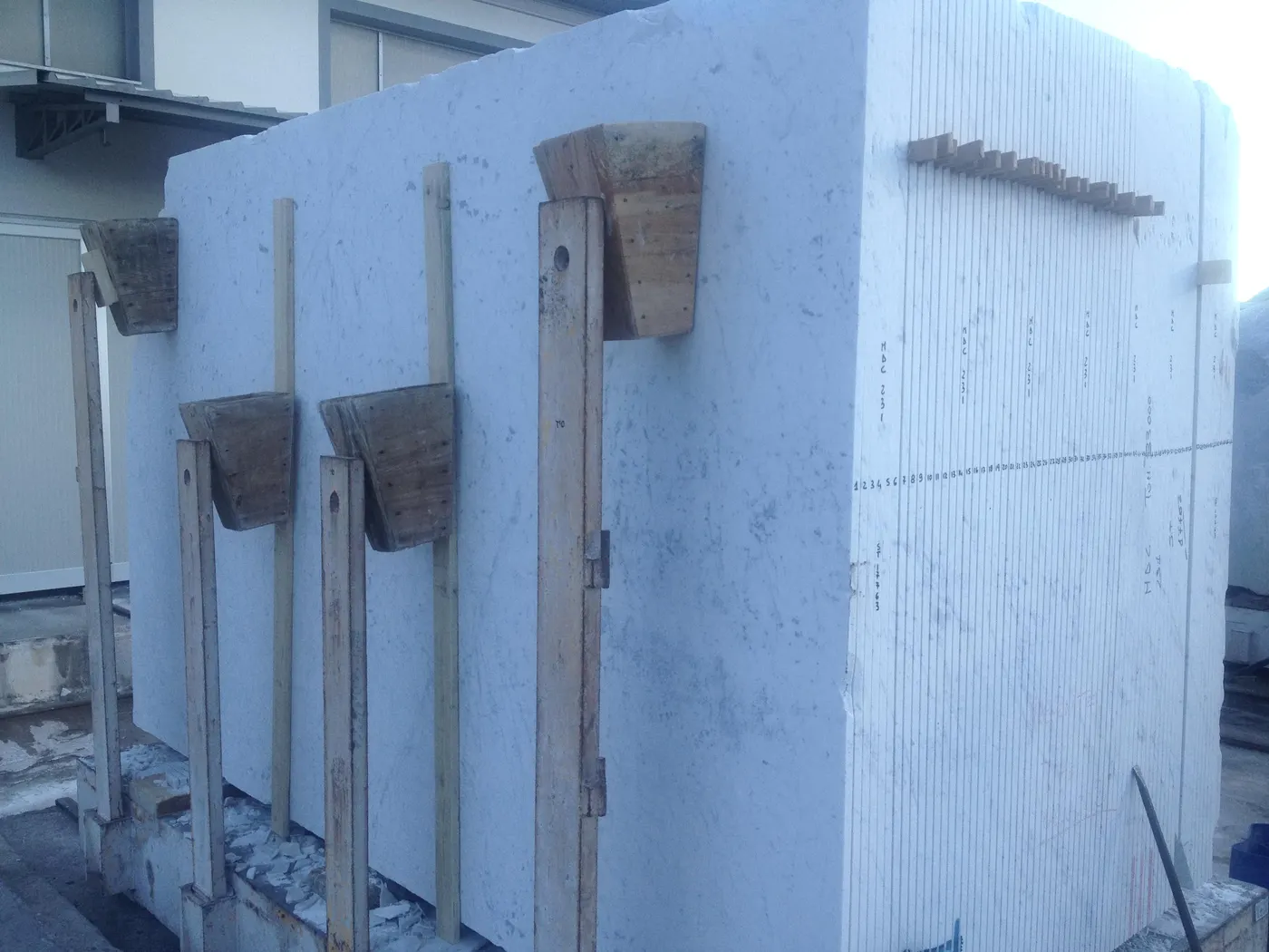 Slab surface in natural stone – Marmi di Carrara