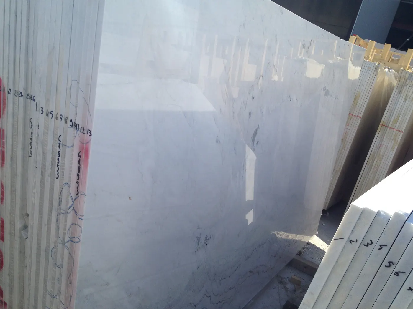 Slab surface in natural stone – Marmi di Carrara