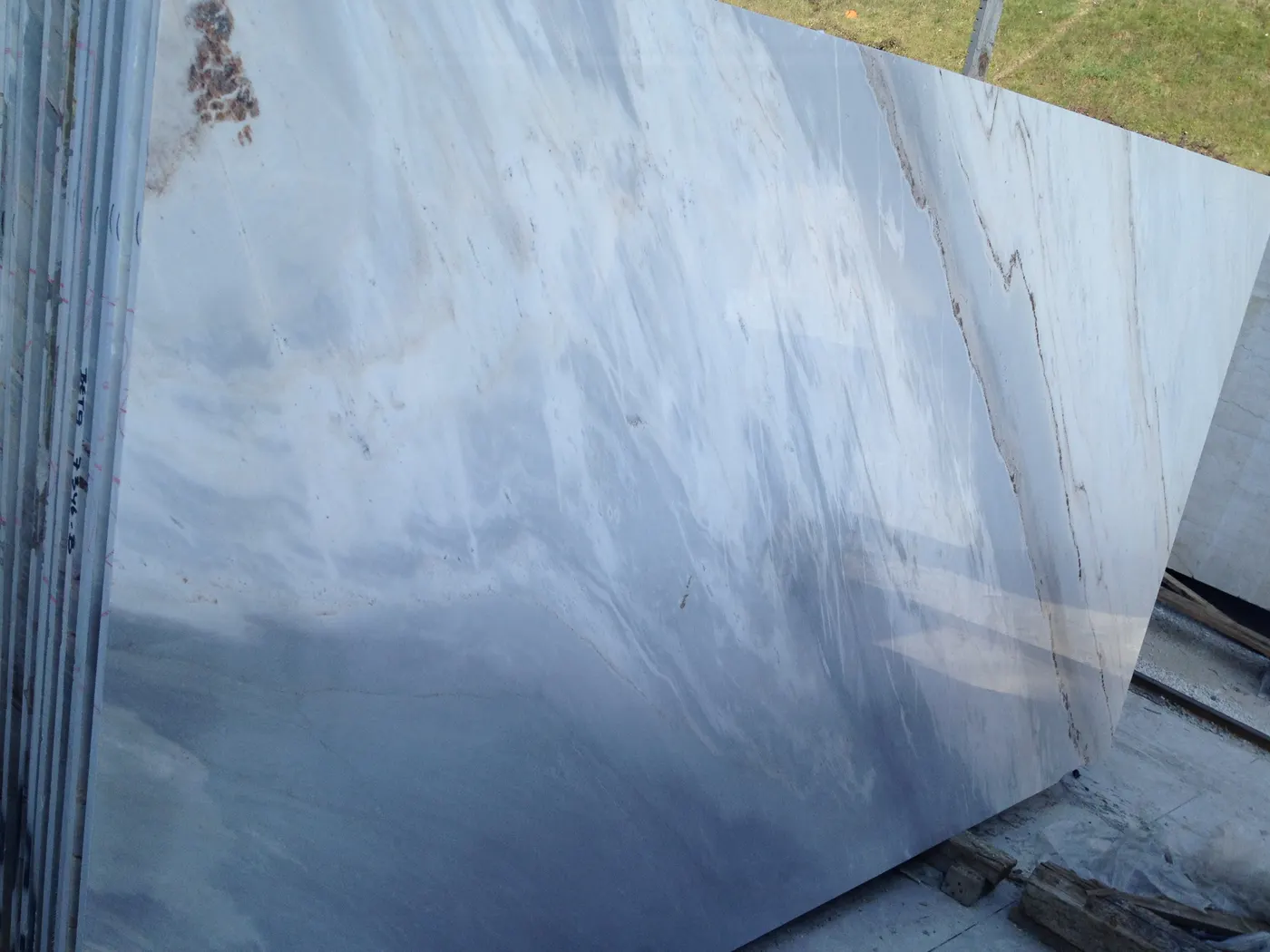 Slab surface in natural stone – Marmi di Carrara