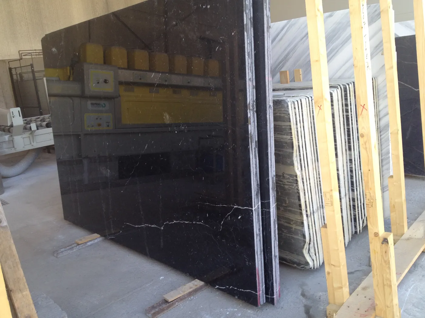 Slab surface in natural stone – Marmi di Carrara