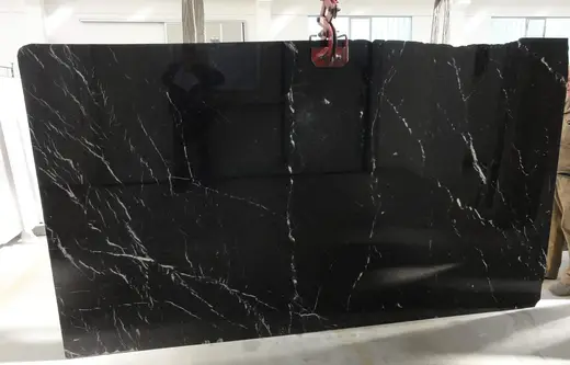 Slab surface in natural stone – Marmi di Carrara