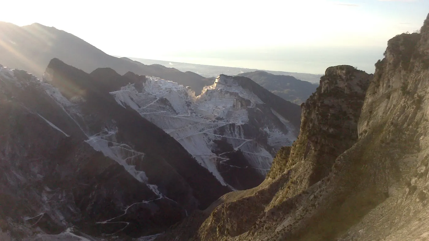 Superficie de losa en piedra natural – Marmi di Carrara