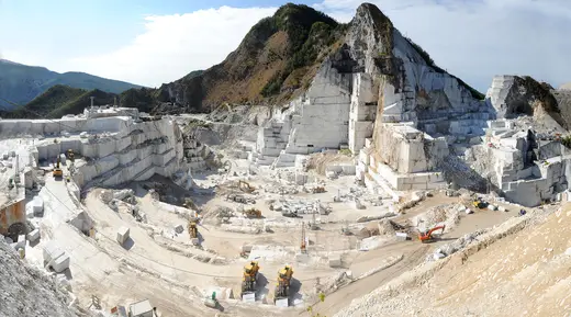 Slab surface in natural stone – Marmi di Carrara