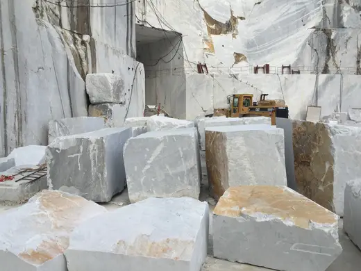 Slab surface in natural stone – Marmi di Carrara