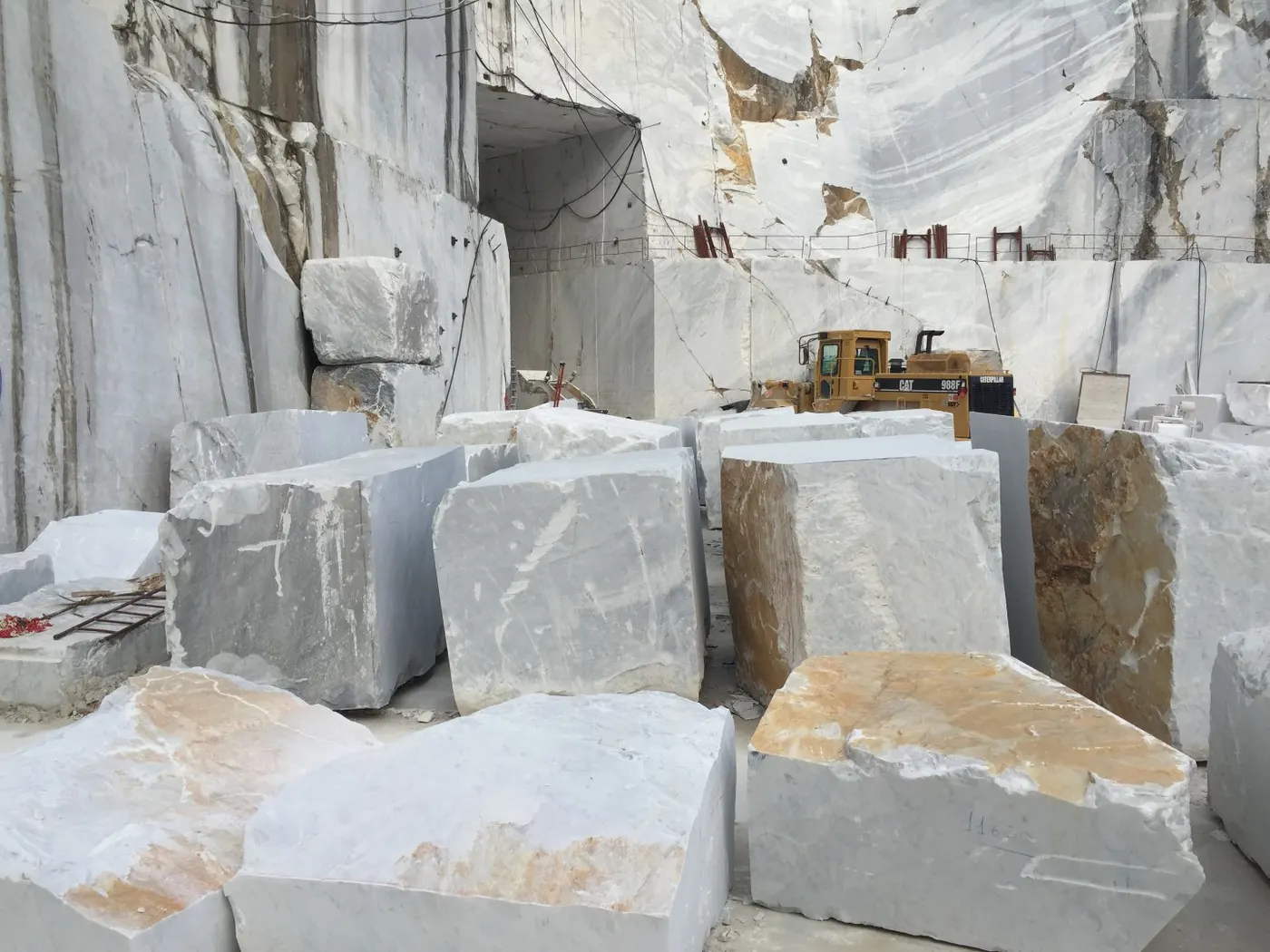 Slab surface in natural stone – Marmi di Carrara
