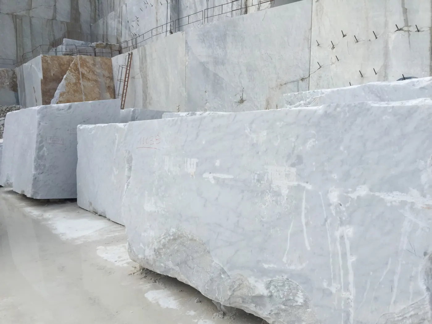 Slab surface in natural stone – Marmi di Carrara