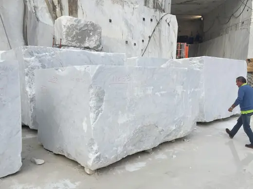 Slab surface in natural stone – Marmi di Carrara