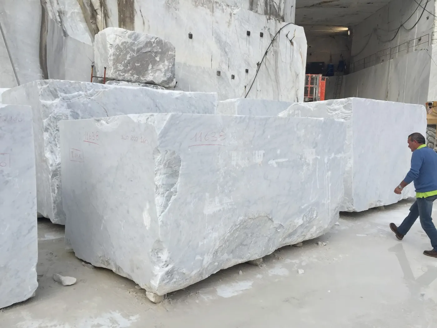 Slab surface in natural stone – Marmi di Carrara