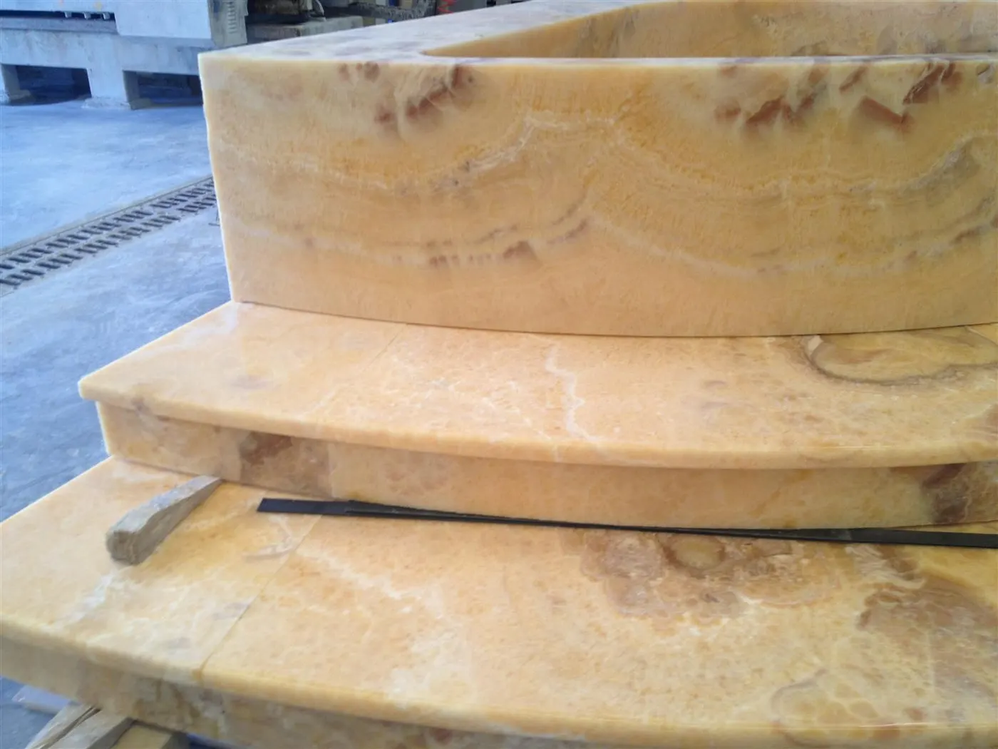 Slab surface in natural stone – Marmi di Carrara