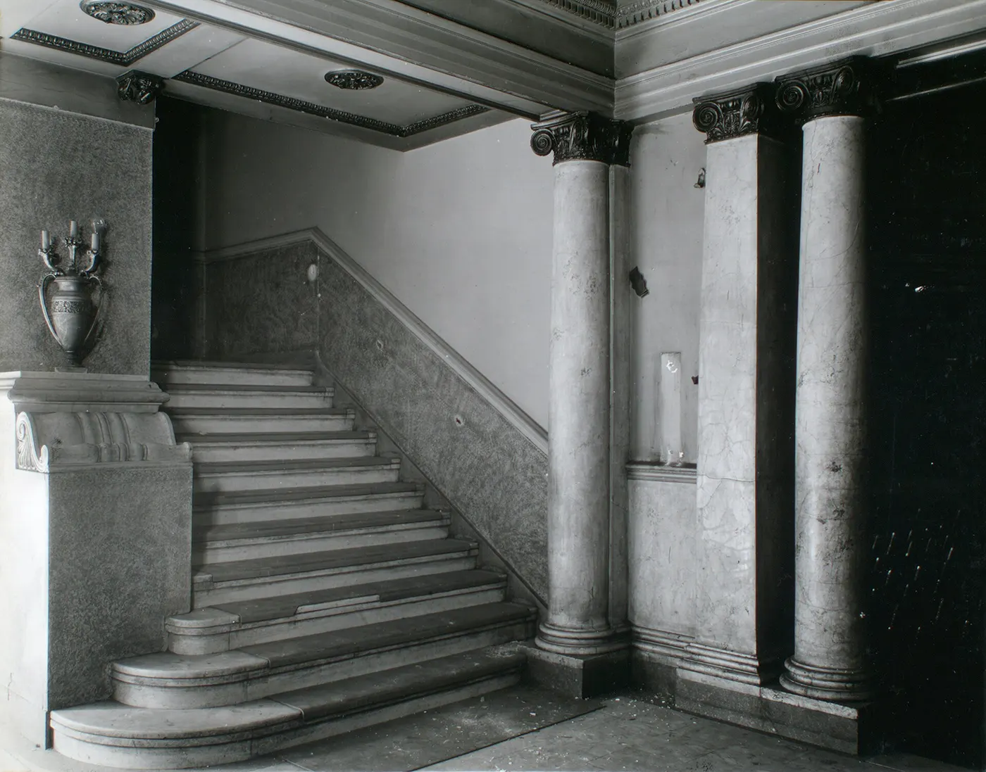 Plattenoberfläche: Fifth Avenue theatre interior- 28th Street lobby, 1185 Broadway, Manhattan (NYPL b13668355