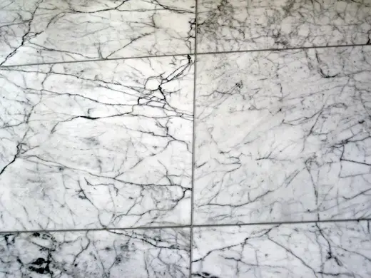 Slab surface: Statuarietto White Marble (Apuan Marble Formation, Tertiary metamorphism of Jurassic limes
