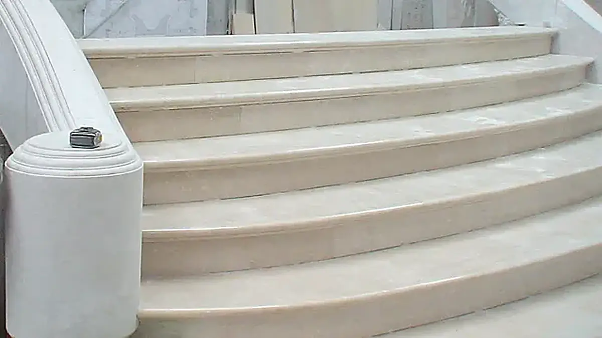 Escalera en piedra natural – Marmi di Carrara
