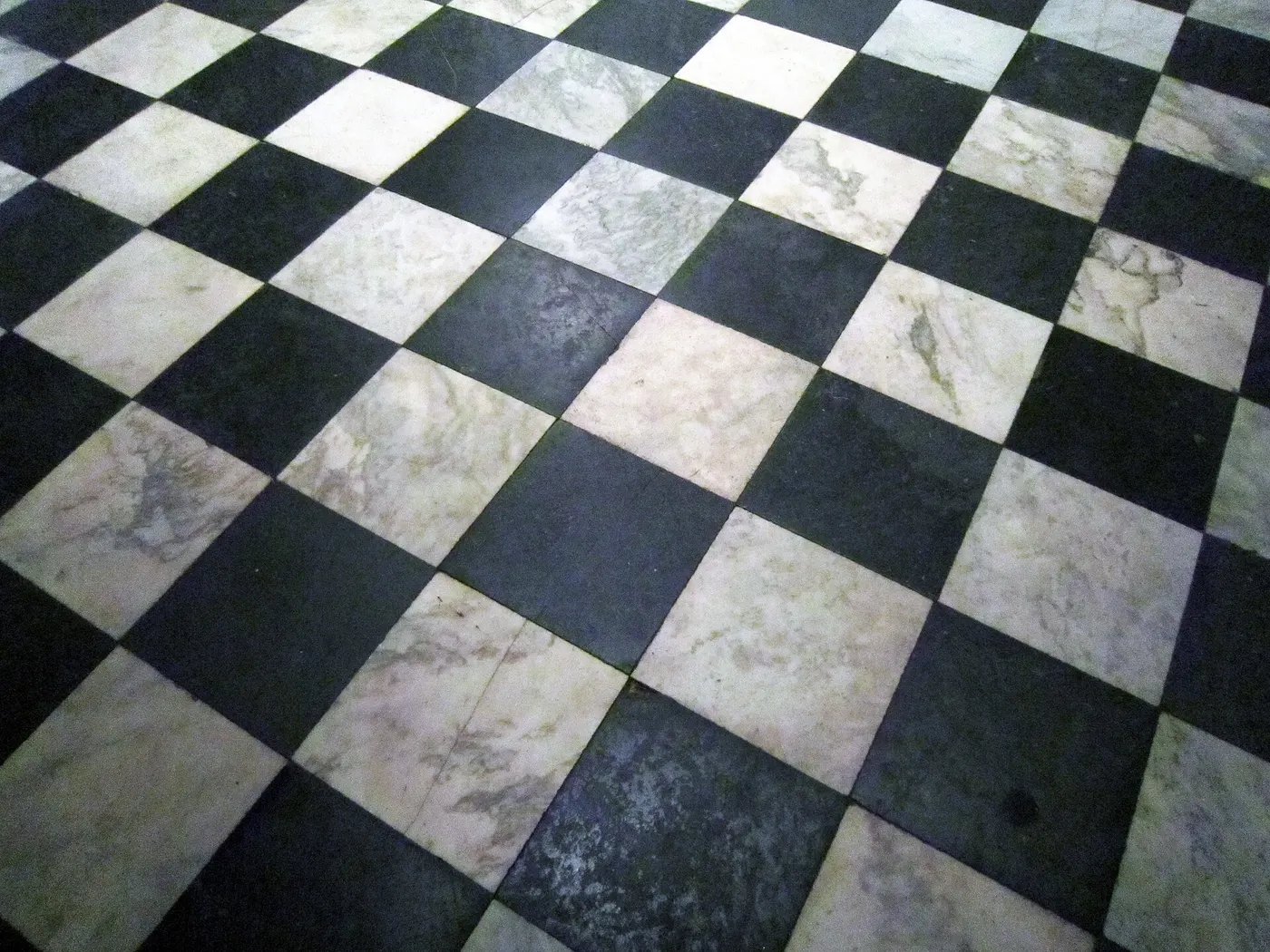 Piastrelle: Black and white marble tile in the southeast gallery (5396530982)