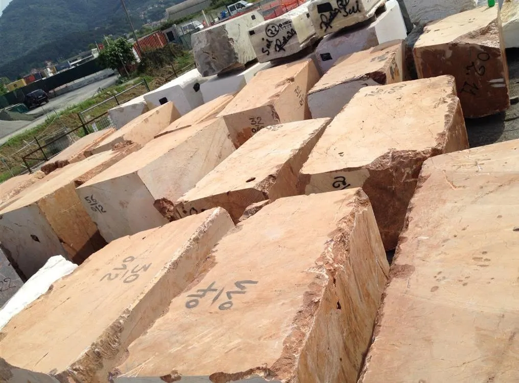 Wall cladding in natural stone – Marmi di Carrara