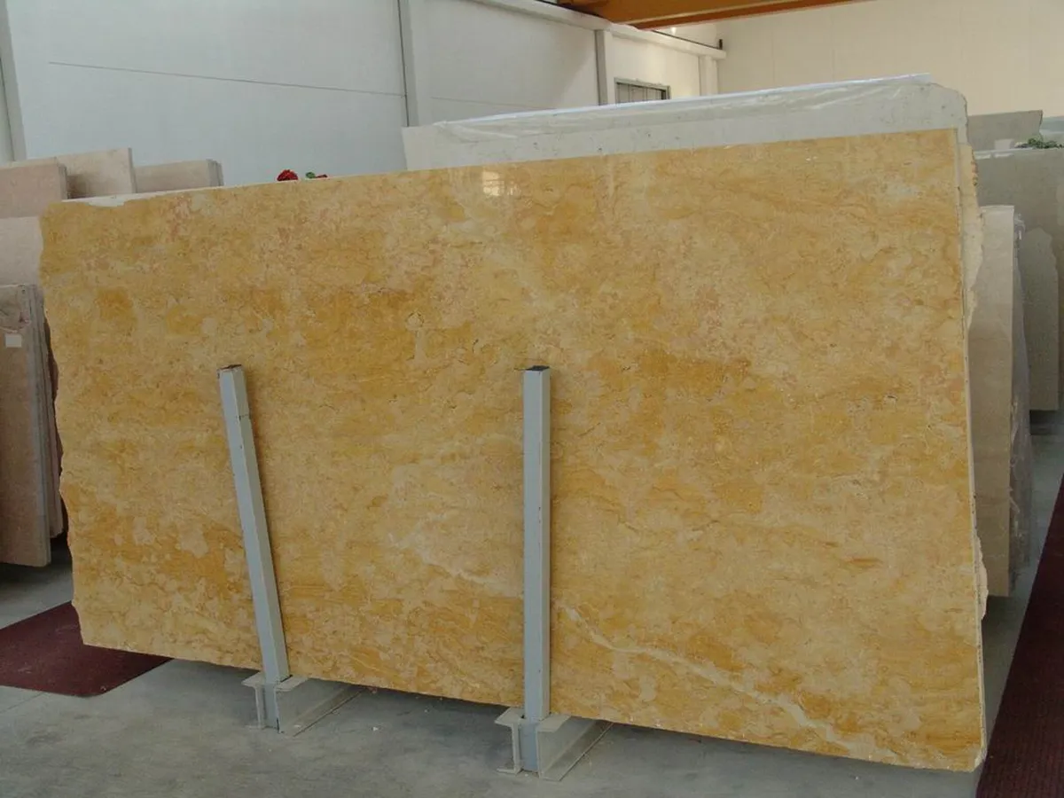 Giallo Reale calcare, superficie di lastra – Marmi di Carrara – oro, marrone (2)