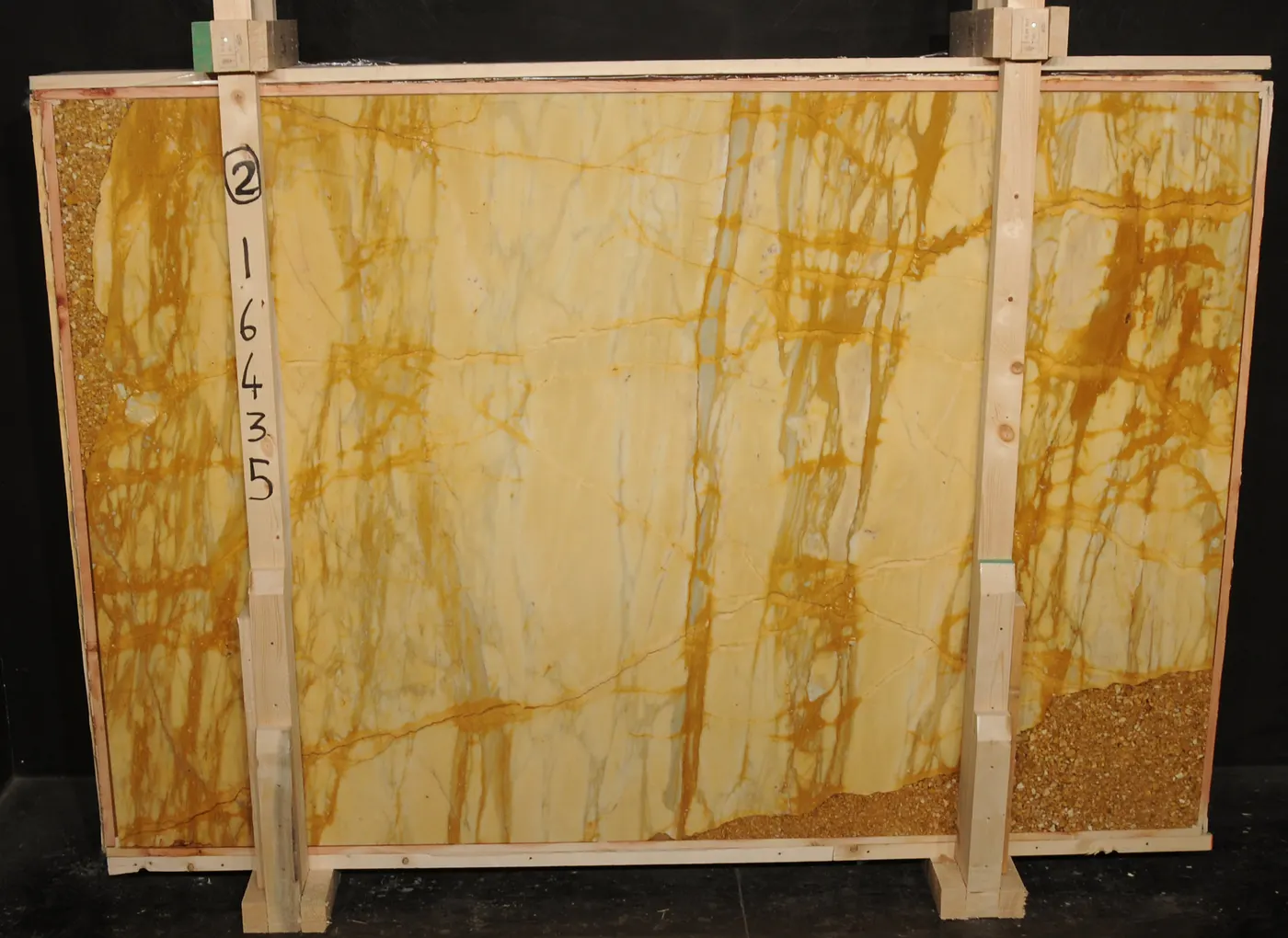 Giallo Siena marbre, surface de dalle – Marmi di Carrara – doré, noir (2)