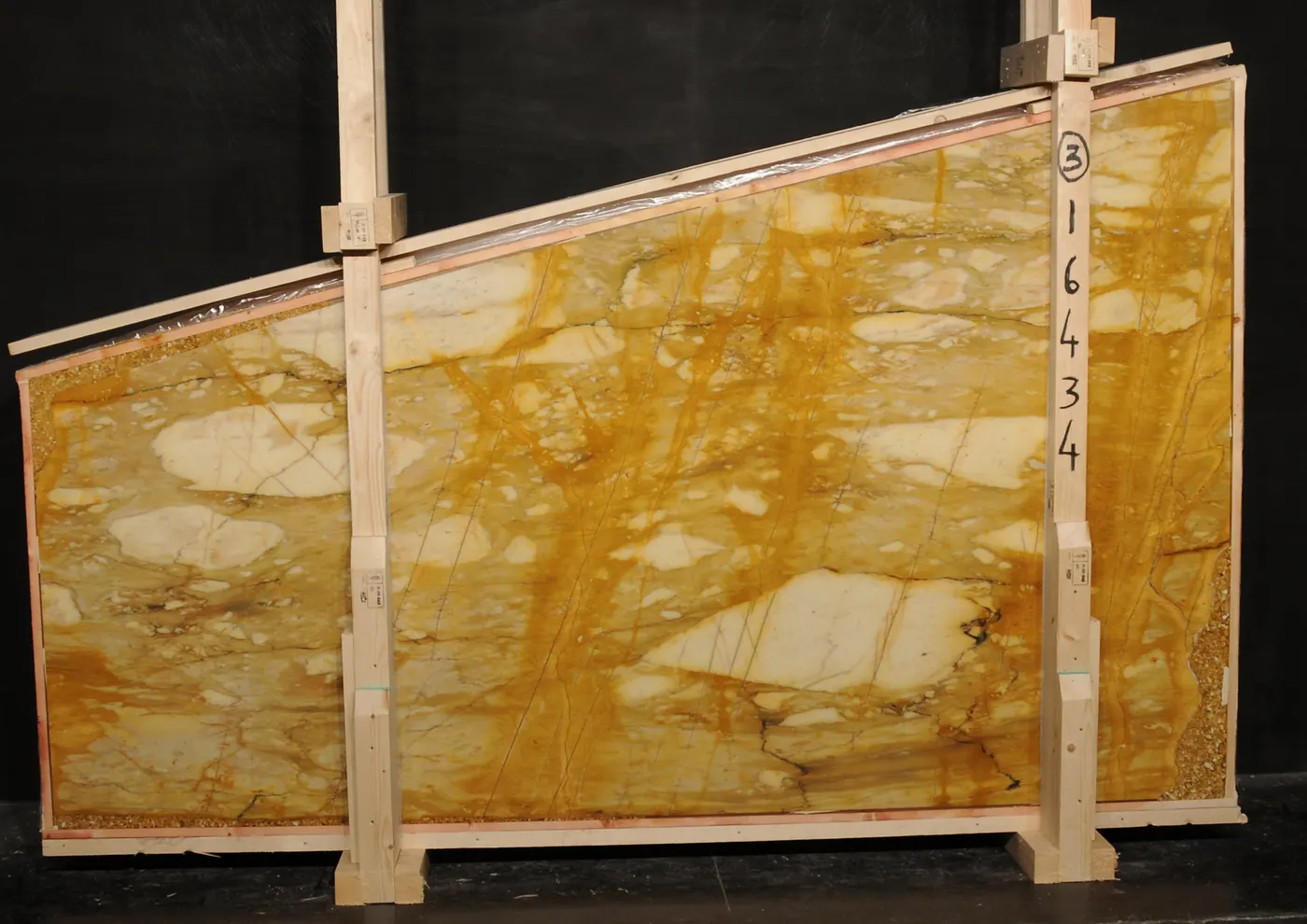 Giallo Siena marbre, surface de dalle – Marmi di Carrara – doré, noir (3)