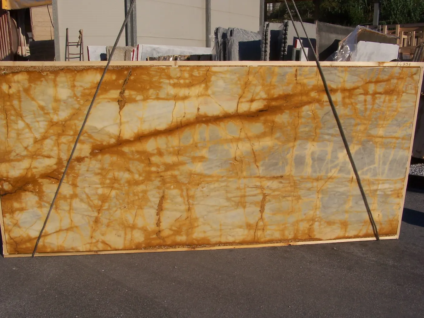 Giallo Siena marbre, surface de dalle – Marmi di Carrara – doré, anthracite (37)