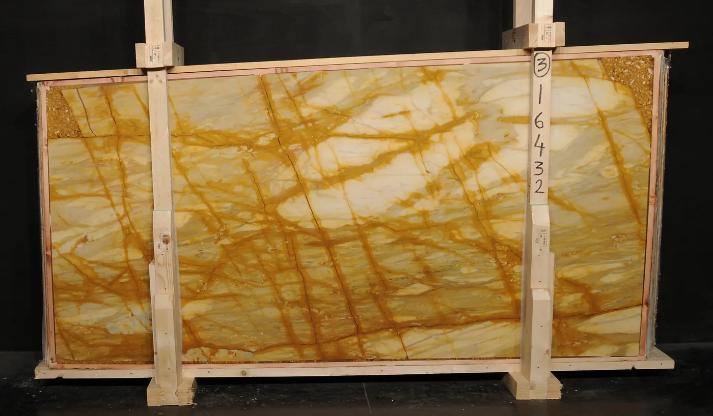 Giallo Siena marbre, surface de dalle – Marmi di Carrara – doré, noir (4)