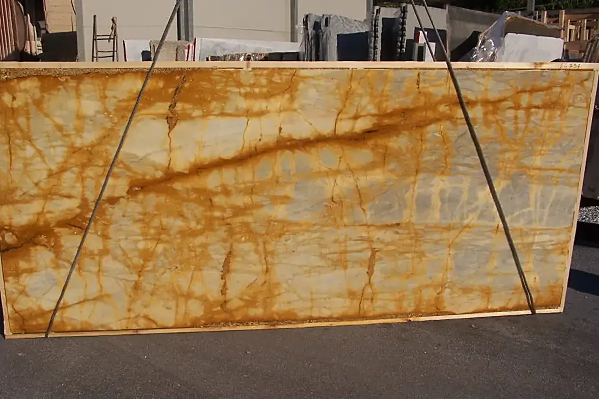 Giallo Siena marmo, superficie di lastra – Marmi di Carrara – oro, antracite (41)