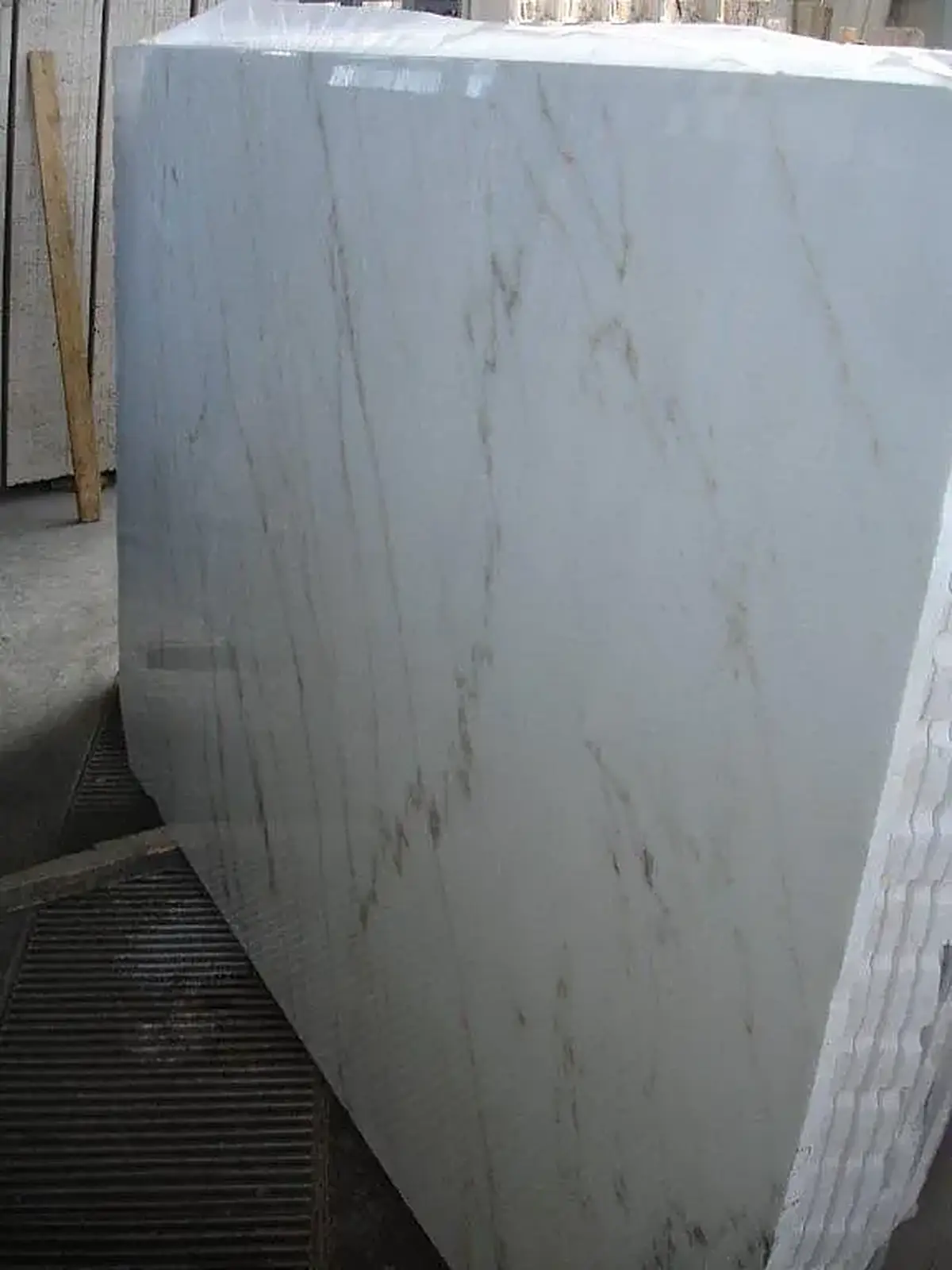 Gold Vein marble surface detail – Marmi di Carrara – light grey, violet (2)