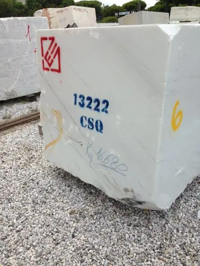 Gold Vein Locati marble surface detail – Marmi di Carrara – light grey, violet (14)