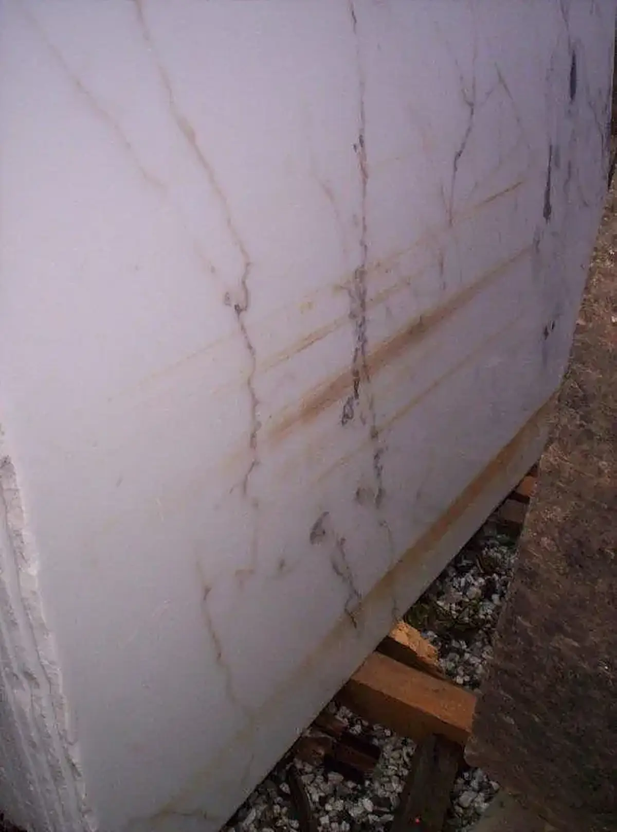 Gold Vein Locati marble surface detail – Marmi di Carrara – light grey, violet (15)