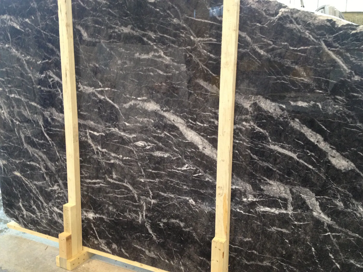Grigio Carnico marble surface detail – Marmi di Carrara – charcoal, green (13)